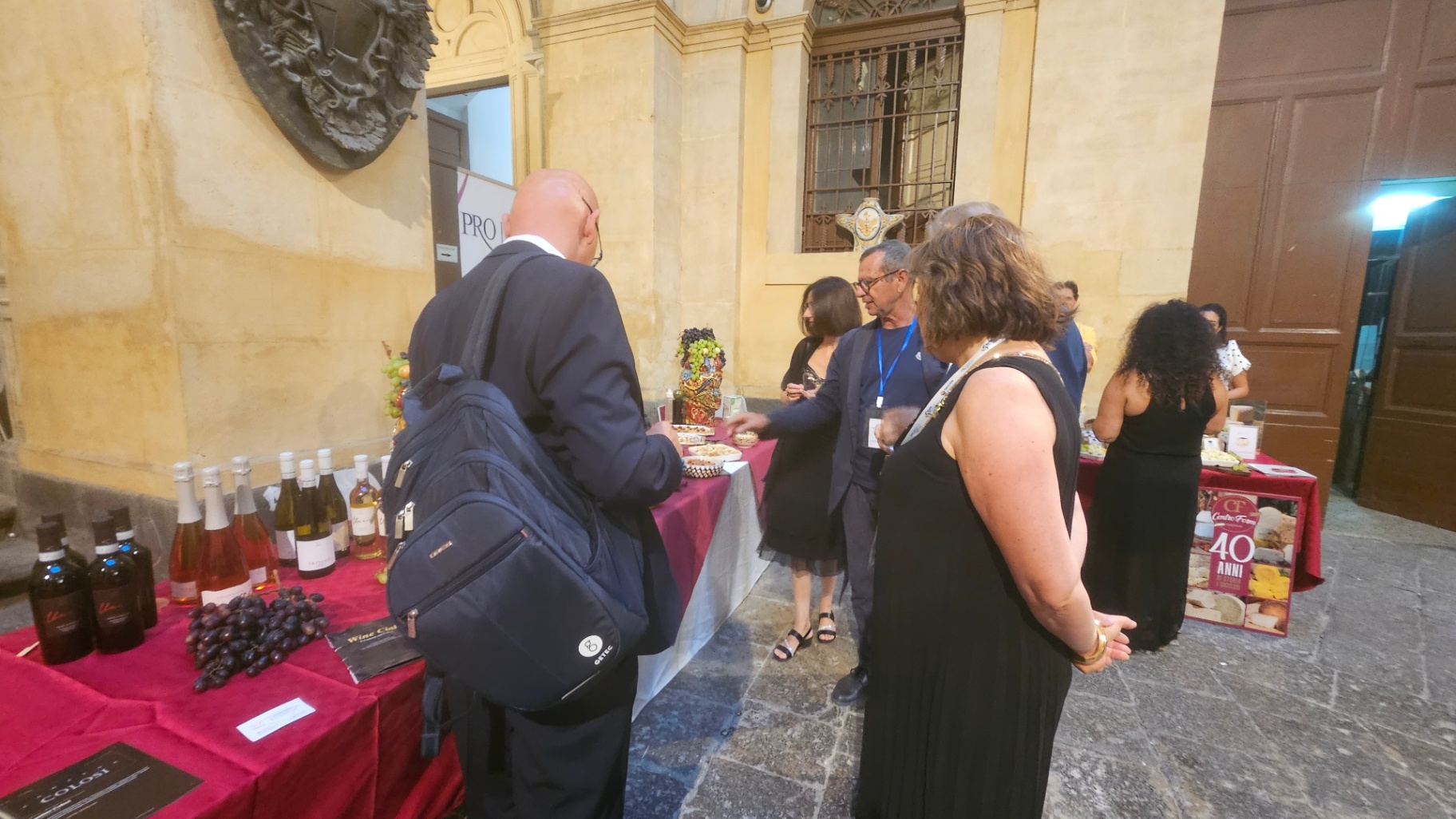 Wine Ciak 2026 — Caltagirone, foto 18: taglio del nastro, cantine, degustazioni, ospiti e allestimenti all'Atrio Palazzo di Città