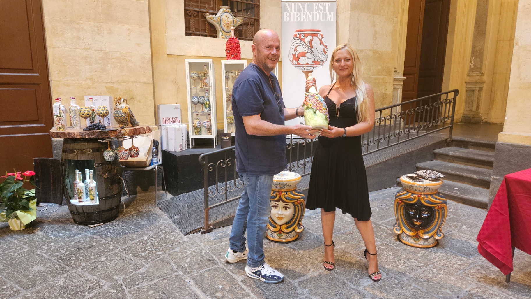 Wine Ciak 2026 — Caltagirone, foto 50: taglio del nastro, cantine, degustazioni, ospiti e allestimenti all'Atrio Palazzo di Città