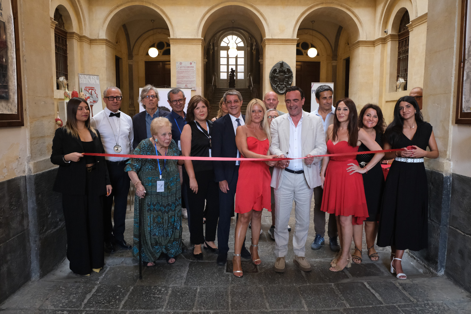 Wine Ciak 2026 — Caltagirone, foto 4: taglio del nastro, cantine, degustazioni, ospiti e allestimenti all'Atrio Palazzo di Città