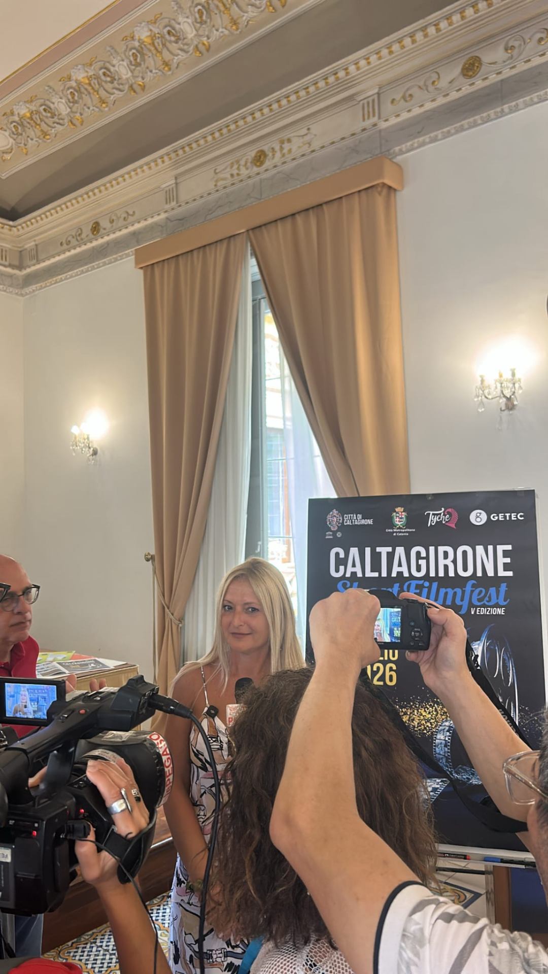 Wine Ciak 2026 — Caltagirone, foto 1: taglio del nastro, cantine, degustazioni, ospiti e allestimenti all'Atrio Palazzo di Città