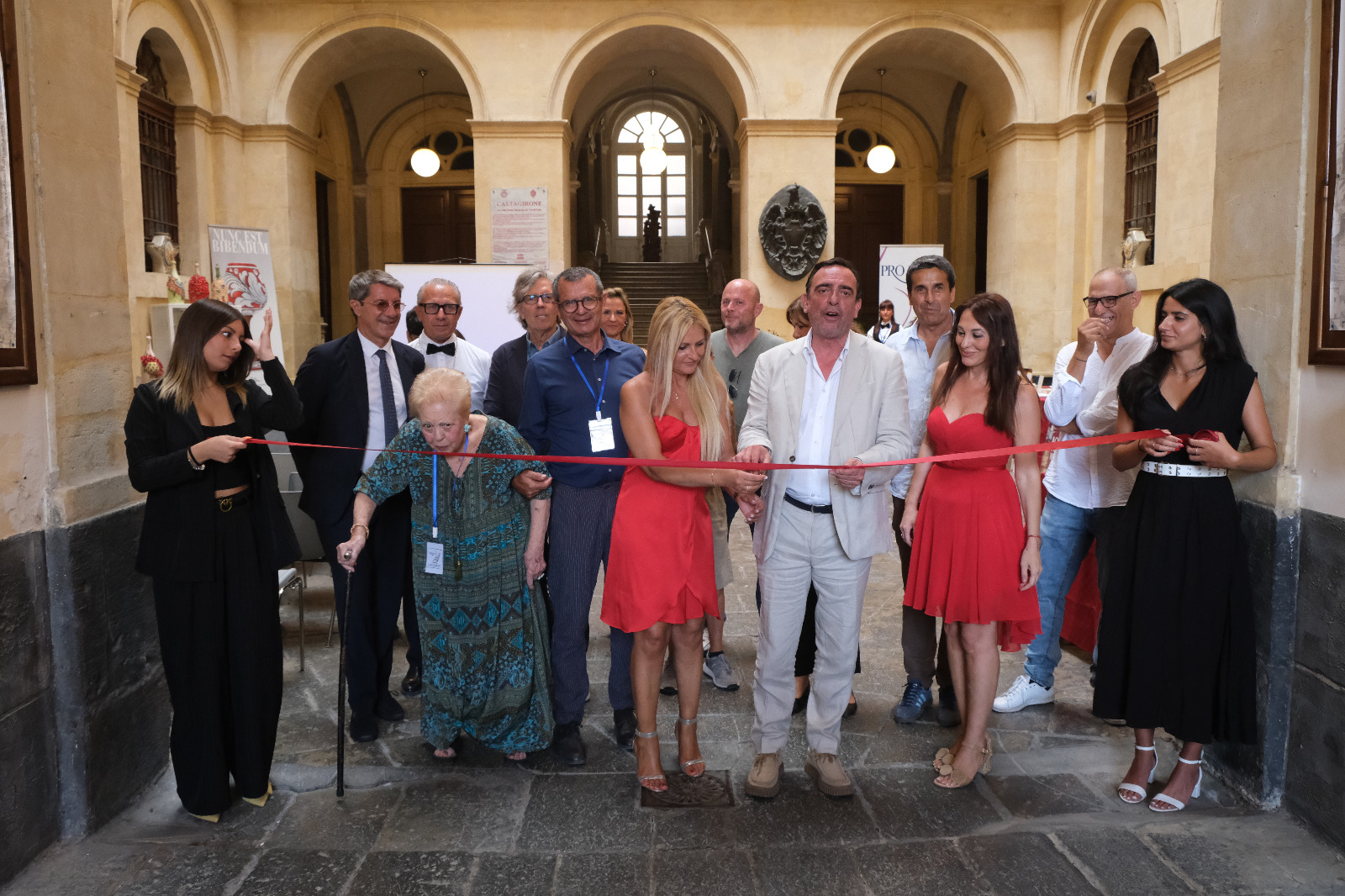 Wine Ciak 2026 — Caltagirone, foto 5: taglio del nastro, cantine, degustazioni, ospiti e allestimenti all'Atrio Palazzo di Città