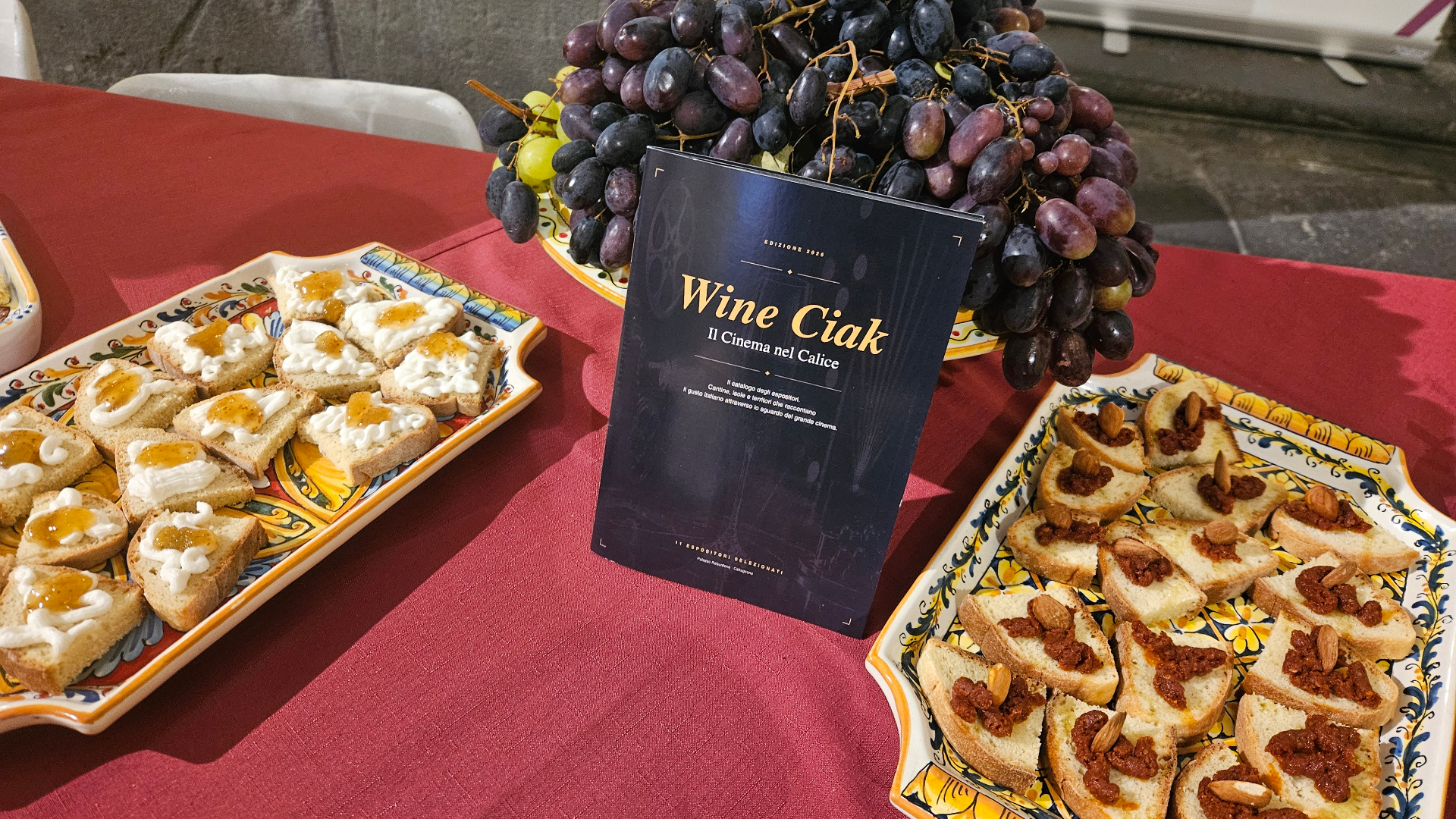Wine Ciak 2026 — Caltagirone, foto 27: taglio del nastro, cantine, degustazioni, ospiti e allestimenti all'Atrio Palazzo di Città