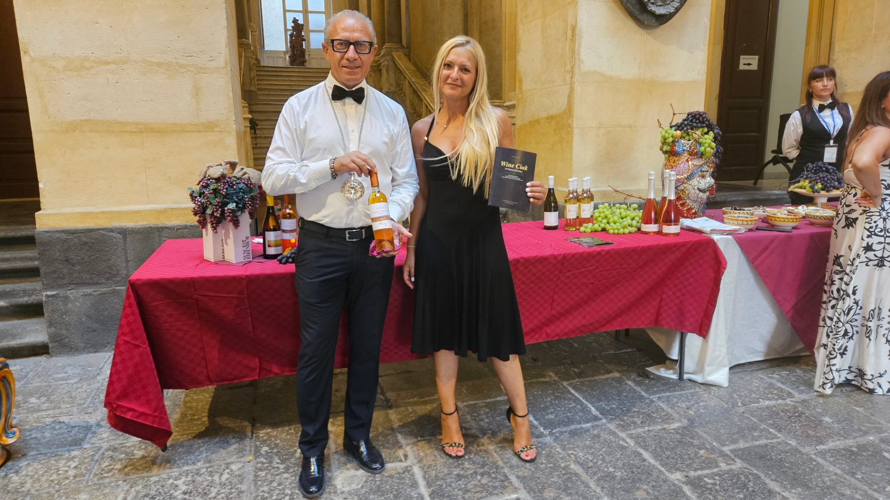 Wine Ciak 2026 — Caltagirone, foto 48: taglio del nastro, cantine, degustazioni, ospiti e allestimenti all'Atrio Palazzo di Città