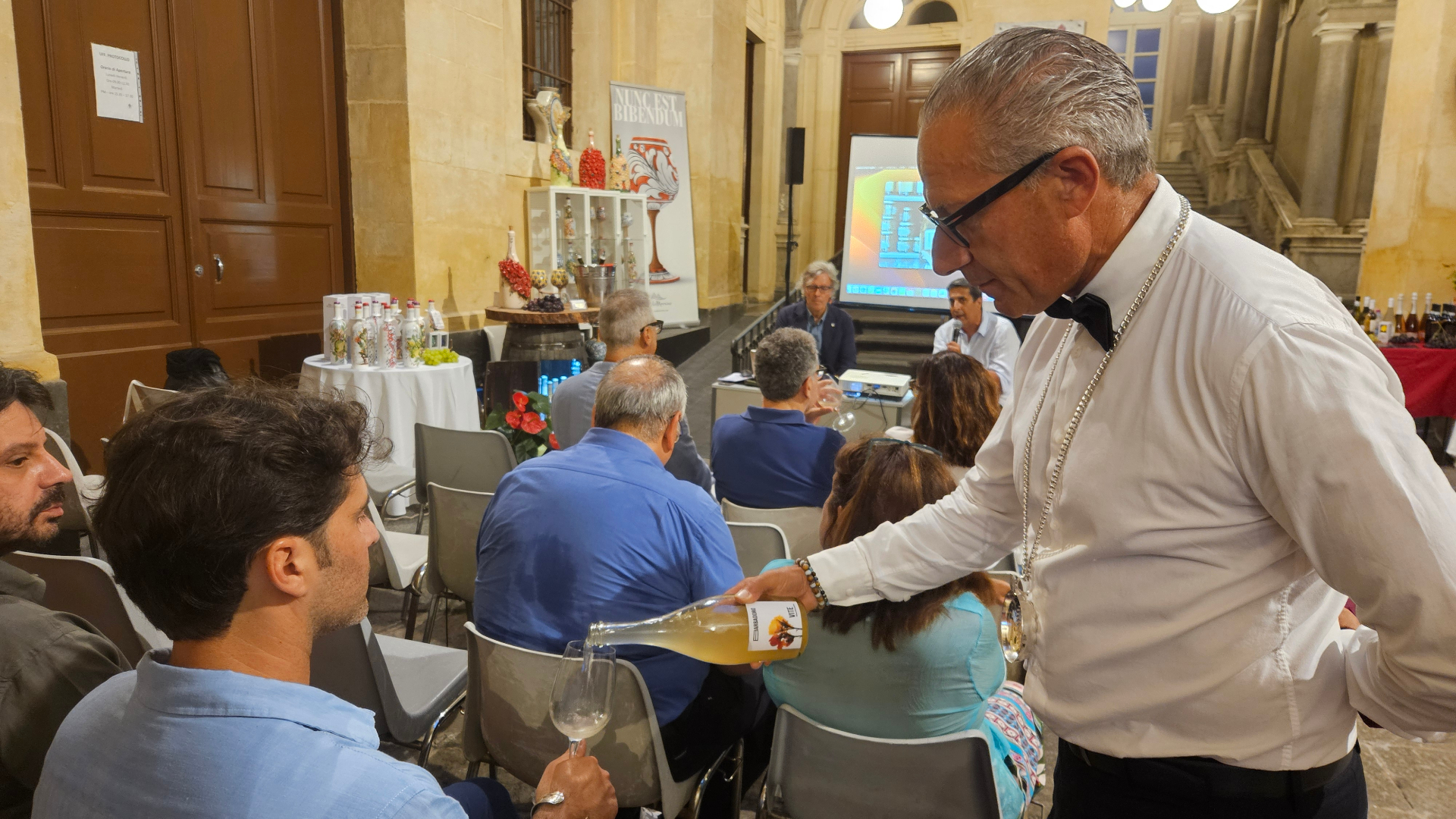 Wine Ciak 2026 — Caltagirone, foto 42: taglio del nastro, cantine, degustazioni, ospiti e allestimenti all'Atrio Palazzo di Città