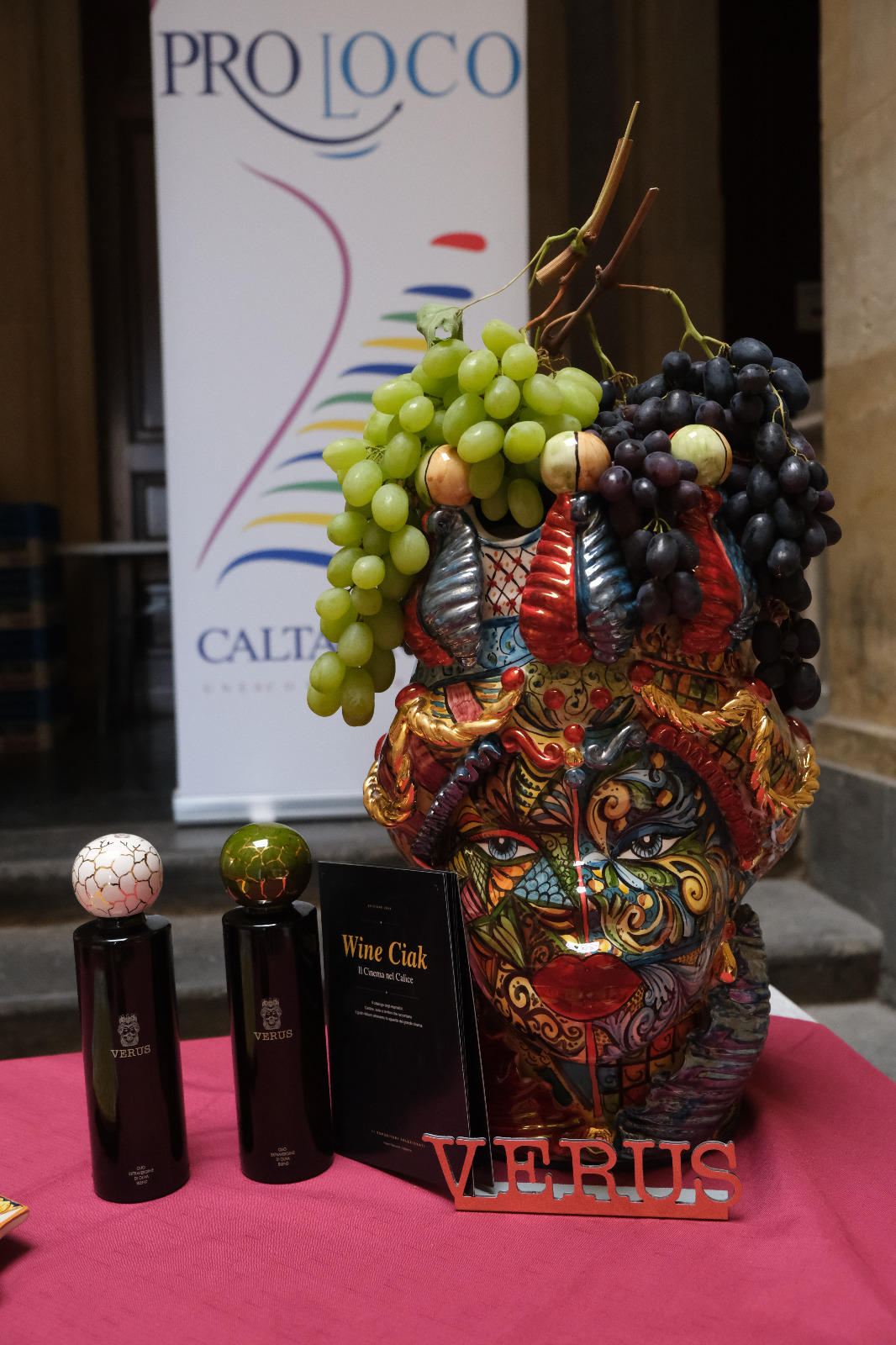 Wine Ciak 2026 — Caltagirone, foto 31: taglio del nastro, cantine, degustazioni, ospiti e allestimenti all'Atrio Palazzo di Città