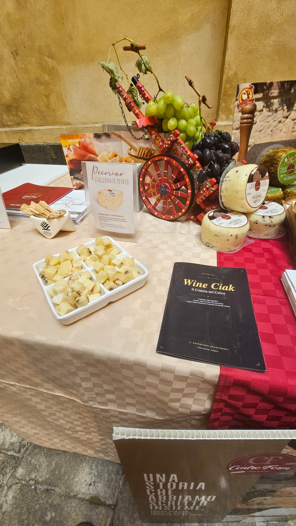 Wine Ciak 2026 — Caltagirone, foto 10: taglio del nastro, cantine, degustazioni, ospiti e allestimenti all'Atrio Palazzo di Città