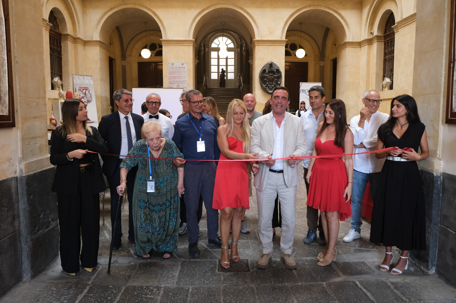 Wine Ciak 2026 — Caltagirone, foto 8: taglio del nastro, cantine, degustazioni, ospiti e allestimenti all'Atrio Palazzo di Città