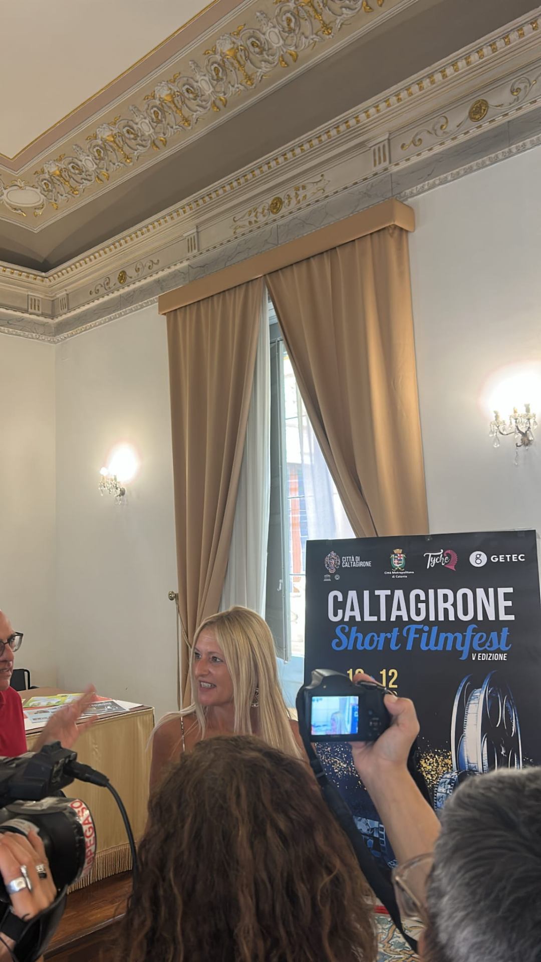 Wine Ciak 2026 — Caltagirone, foto 3: taglio del nastro, cantine, degustazioni, ospiti e allestimenti all'Atrio Palazzo di Città