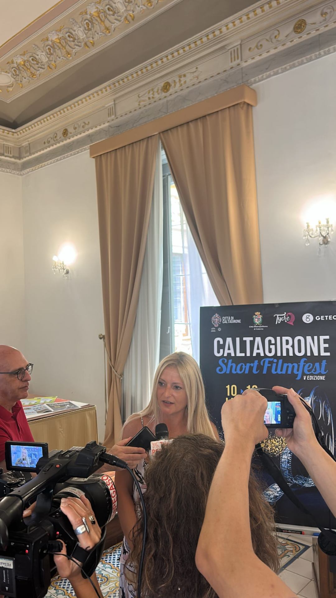 Wine Ciak 2026 — Caltagirone, foto 2: taglio del nastro, cantine, degustazioni, ospiti e allestimenti all'Atrio Palazzo di Città