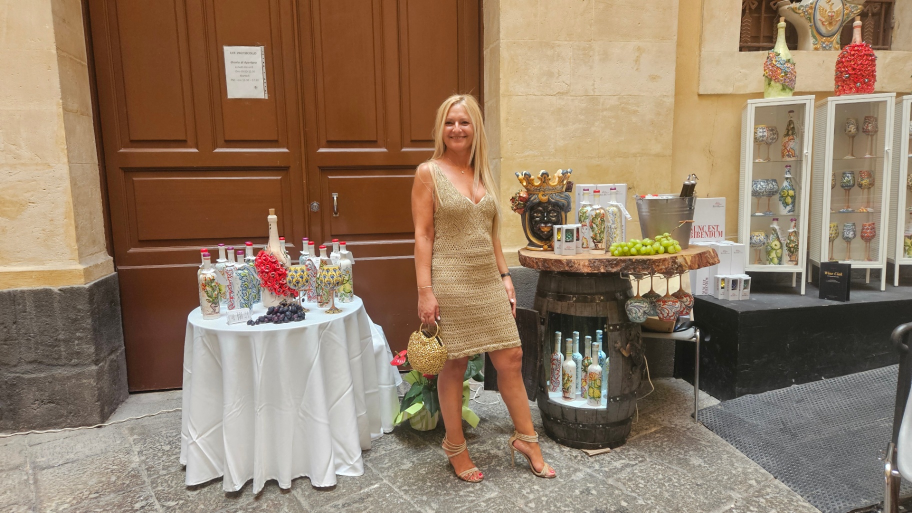 Wine Ciak 2026 — Caltagirone, foto 15: taglio del nastro, cantine, degustazioni, ospiti e allestimenti all'Atrio Palazzo di Città