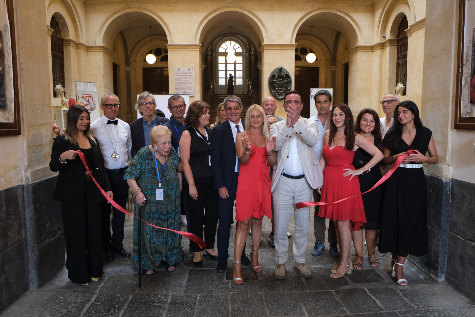 Wine Ciak 2026 — Caltagirone, foto 7: taglio del nastro, cantine, degustazioni, ospiti e allestimenti all'Atrio Palazzo di Città