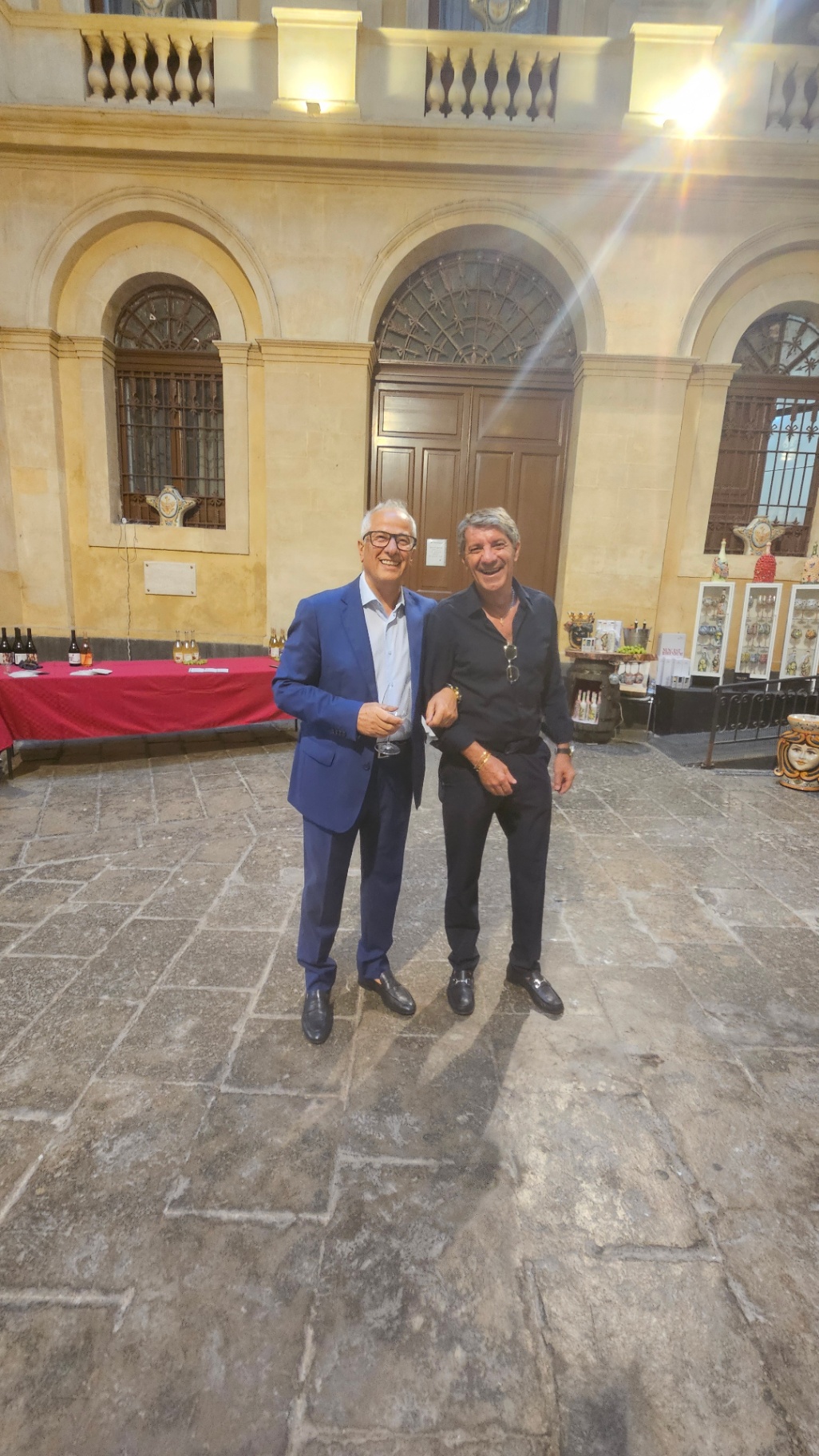 Wine Ciak 2026 — Caltagirone, foto 16: taglio del nastro, cantine, degustazioni, ospiti e allestimenti all'Atrio Palazzo di Città