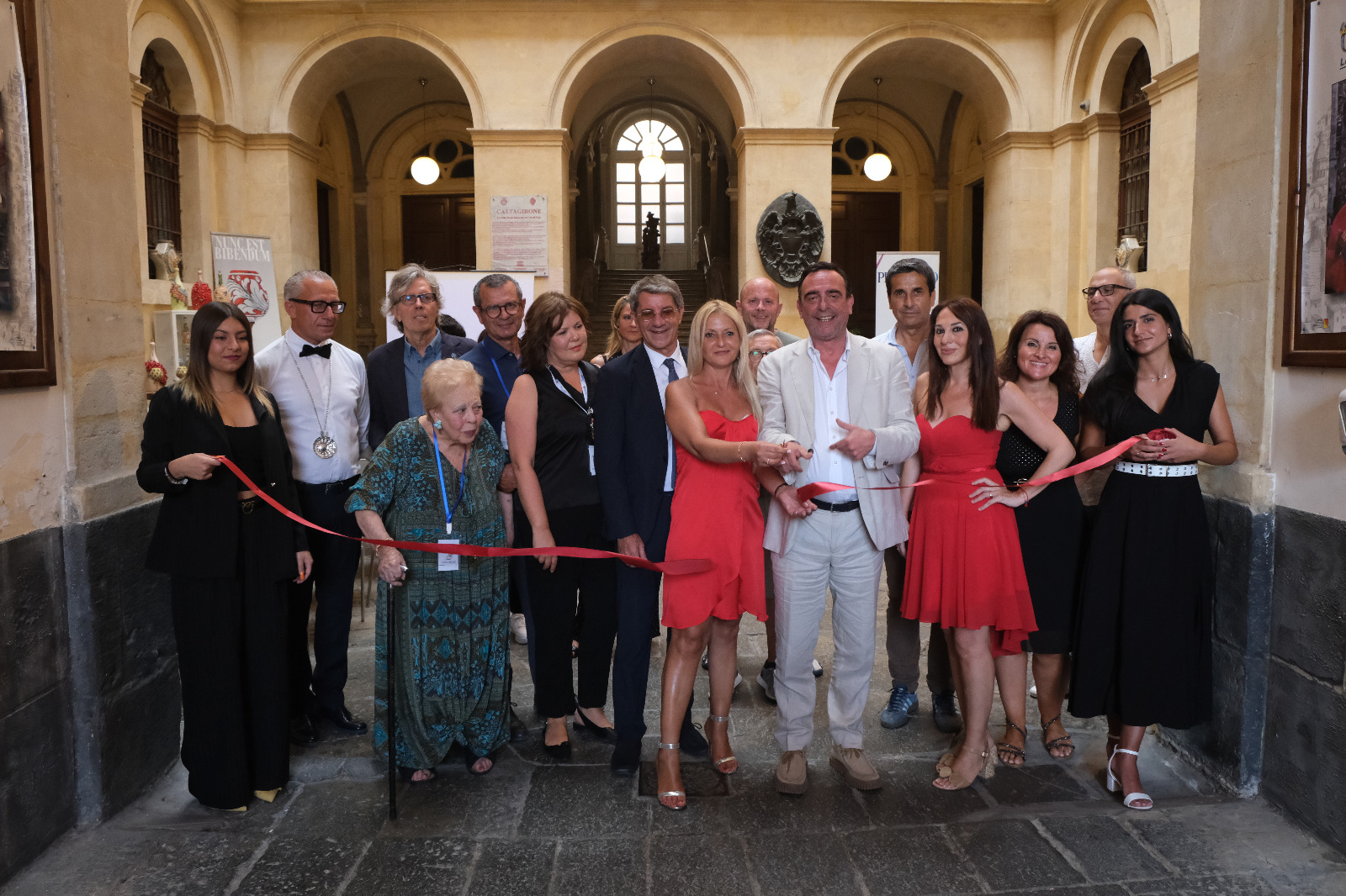 Wine Ciak 2026 — Caltagirone, foto 6: taglio del nastro, cantine, degustazioni, ospiti e allestimenti all'Atrio Palazzo di Città