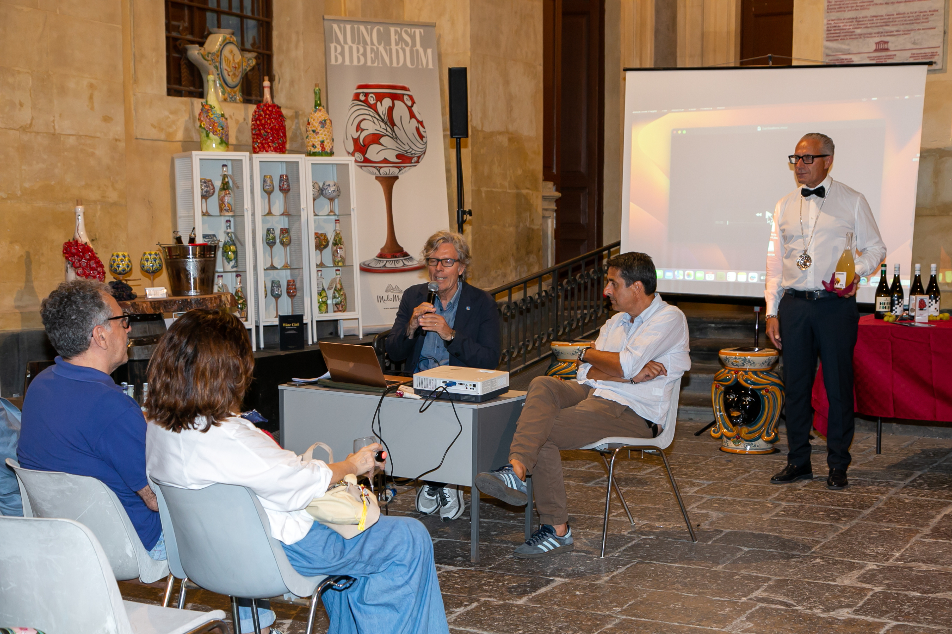 Wine Ciak 2026 — Caltagirone, foto 40: taglio del nastro, cantine, degustazioni, ospiti e allestimenti all'Atrio Palazzo di Città
