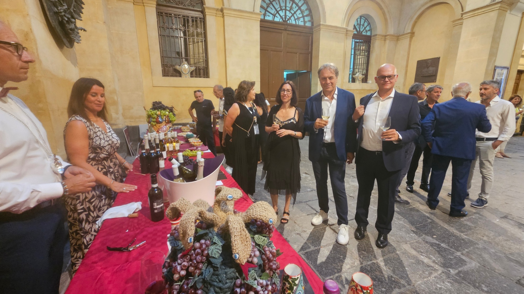 Wine Ciak 2026 — Caltagirone, foto 17: taglio del nastro, cantine, degustazioni, ospiti e allestimenti all'Atrio Palazzo di Città