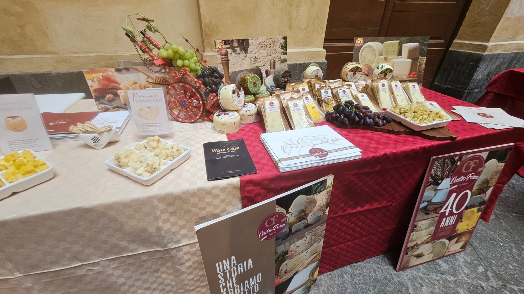Wine Ciak 2026 — Caltagirone, foto 9: taglio del nastro, cantine, degustazioni, ospiti e allestimenti all'Atrio Palazzo di Città