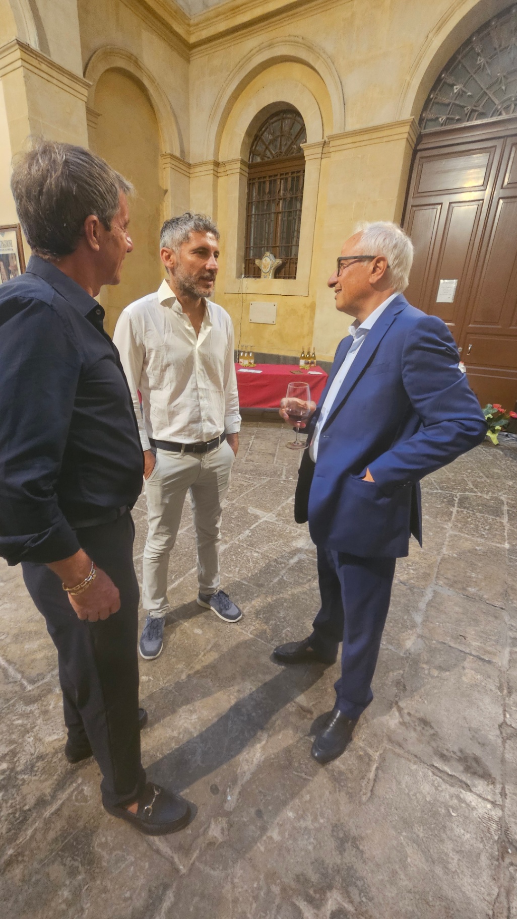 Wine Ciak 2026 — Caltagirone, foto 43: taglio del nastro, cantine, degustazioni, ospiti e allestimenti all'Atrio Palazzo di Città