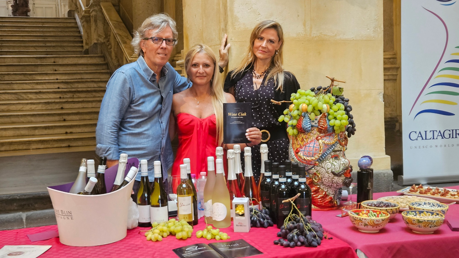 Wine Ciak 2026 — Caltagirone, foto 12: taglio del nastro, cantine, degustazioni, ospiti e allestimenti all'Atrio Palazzo di Città