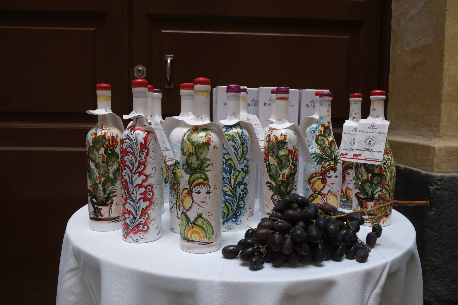 Wine Ciak 2026 — Caltagirone, foto 28: taglio del nastro, cantine, degustazioni, ospiti e allestimenti all'Atrio Palazzo di Città