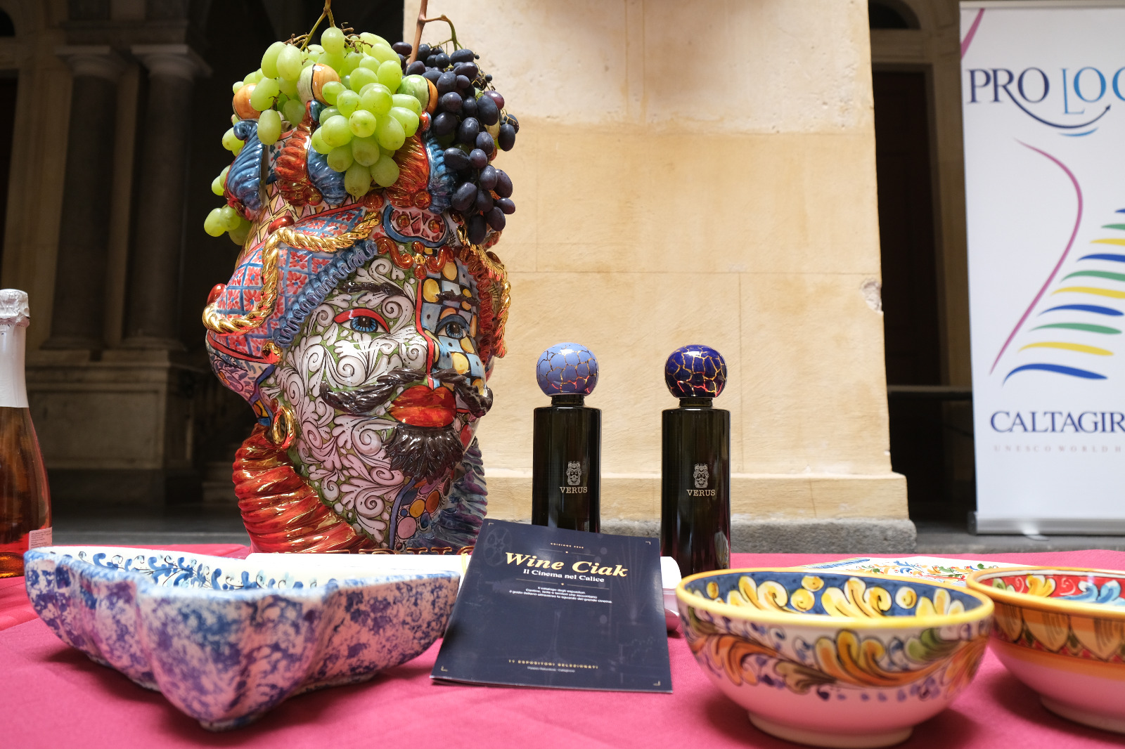 Wine Ciak 2026 — Caltagirone, foto 20: taglio del nastro, cantine, degustazioni, ospiti e allestimenti all'Atrio Palazzo di Città