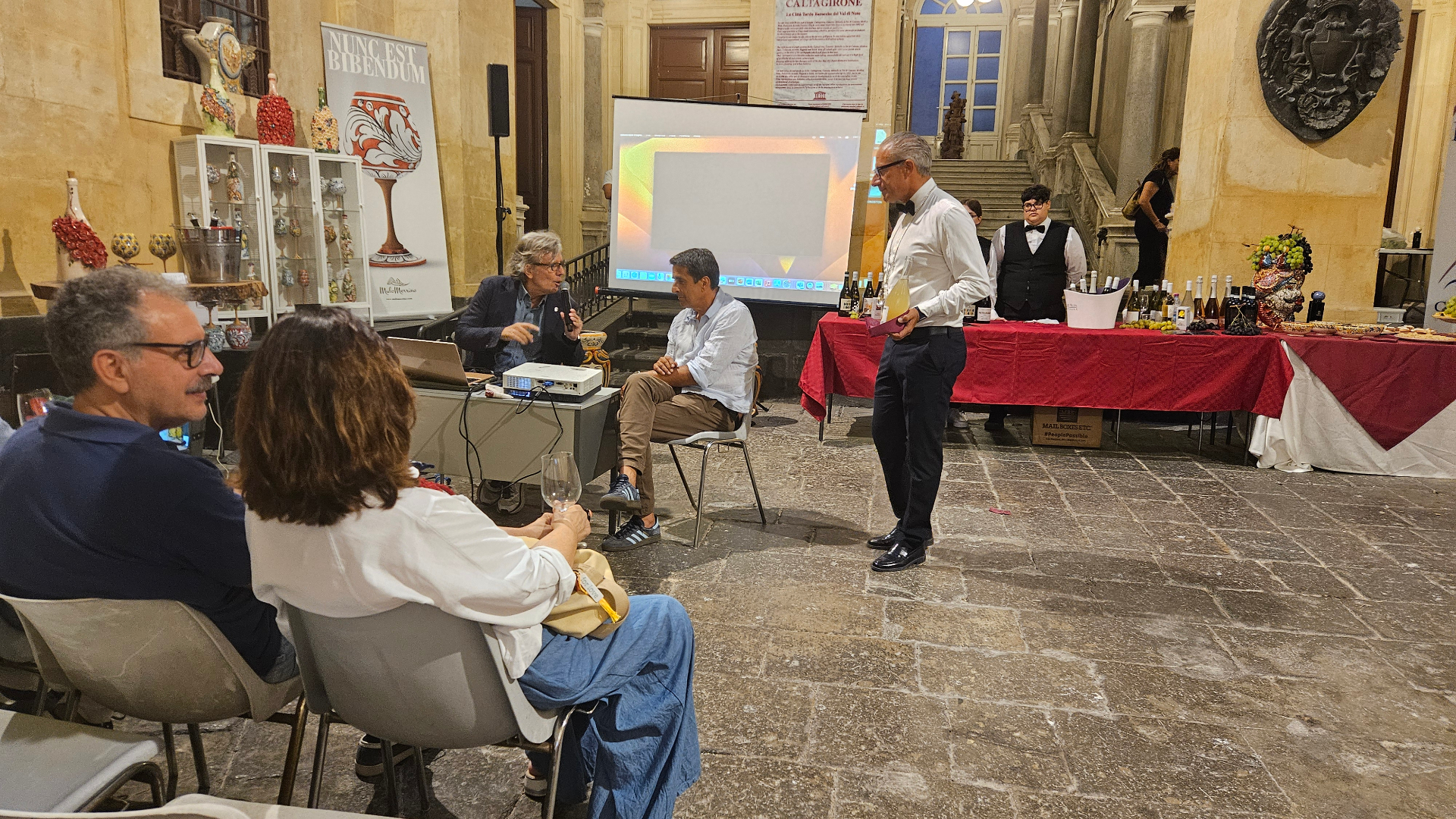 Wine Ciak 2026 — Caltagirone, foto 25: taglio del nastro, cantine, degustazioni, ospiti e allestimenti all'Atrio Palazzo di Città