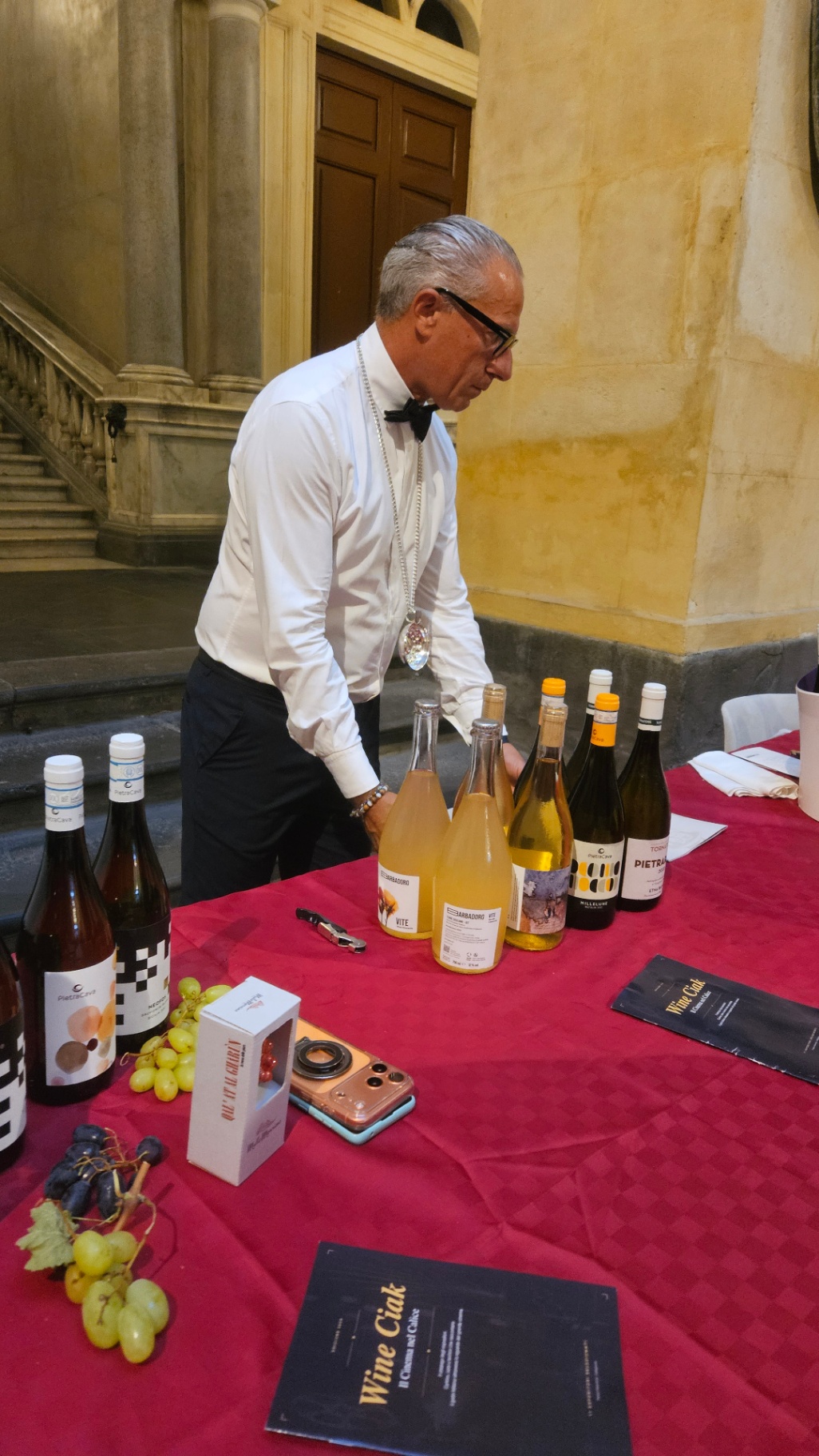 Wine Ciak 2026 — Caltagirone, foto 14: taglio del nastro, cantine, degustazioni, ospiti e allestimenti all'Atrio Palazzo di Città