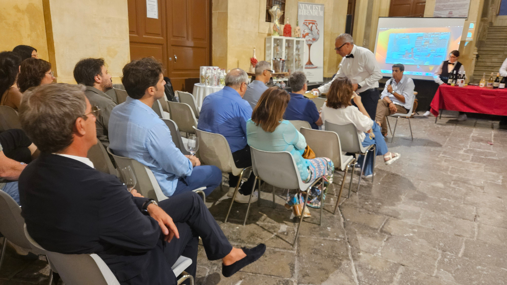 Wine Ciak 2026 — Caltagirone, foto 26: taglio del nastro, cantine, degustazioni, ospiti e allestimenti all'Atrio Palazzo di Città